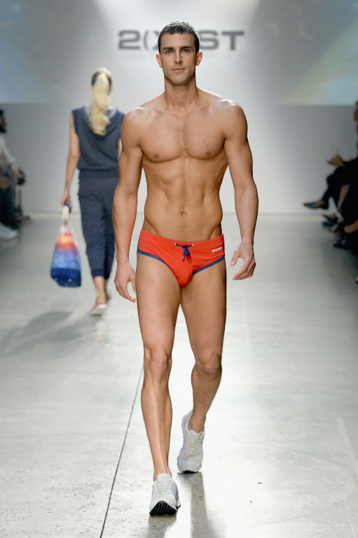  언더웨어 브랜드 2(X)IST의 활기 넘치는 패션쇼                                                                                                                                                     