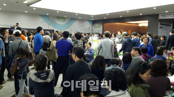 '반포 센트럴 푸르지오 써밋' 평당 0.4억에도 '최고 94대 1'로 1순위 마감