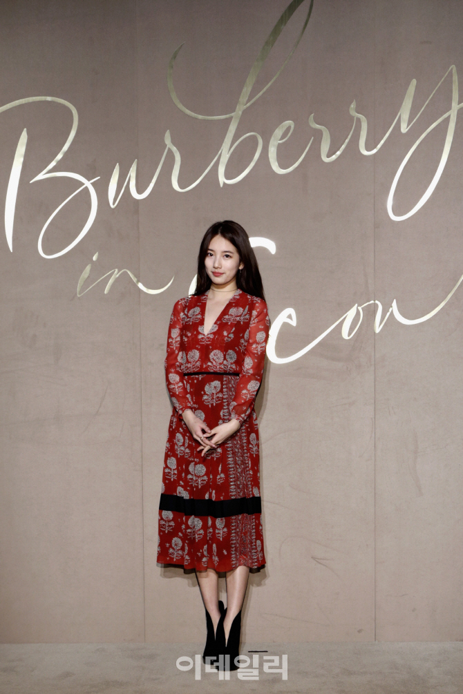 버버리 플래그십 매장 방문한 수지 '청순 미모 폭발'                                                                                                                                       