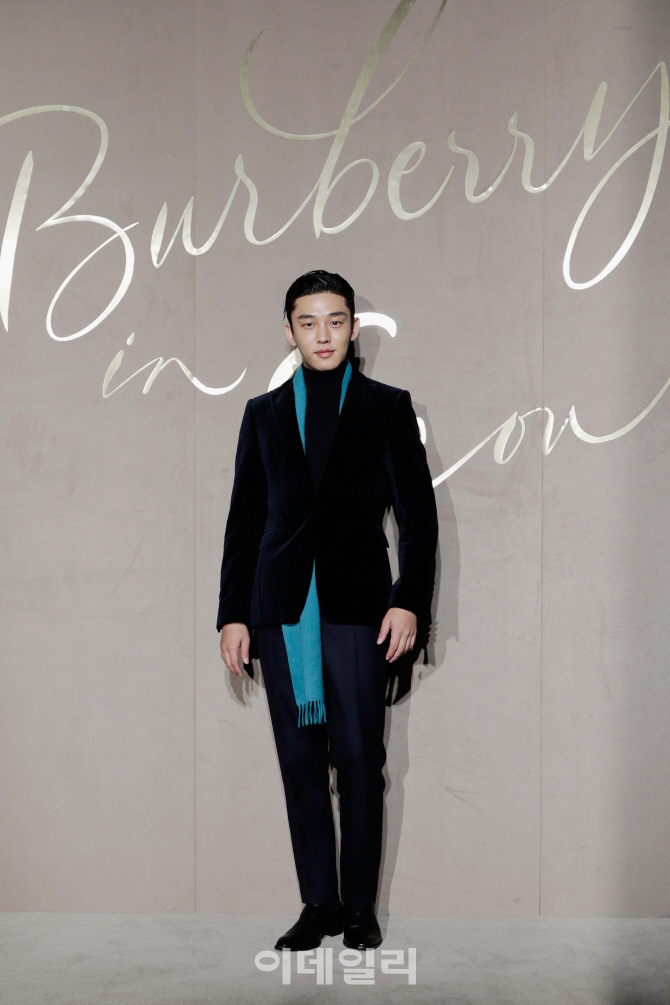 버버리 플래그십 매장 방문한 유아인                                                                                                                                                                