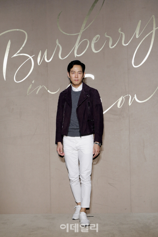 버버리 플래그십 매장 방문한 이정재 '스타일리시한 화이트 팬츠'                                                                                                                           