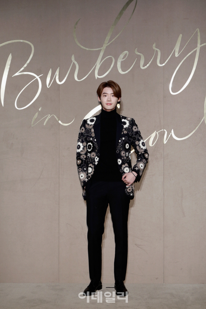 버버리 플래그십 매장 방문한 이종석                                                                                                                                                                