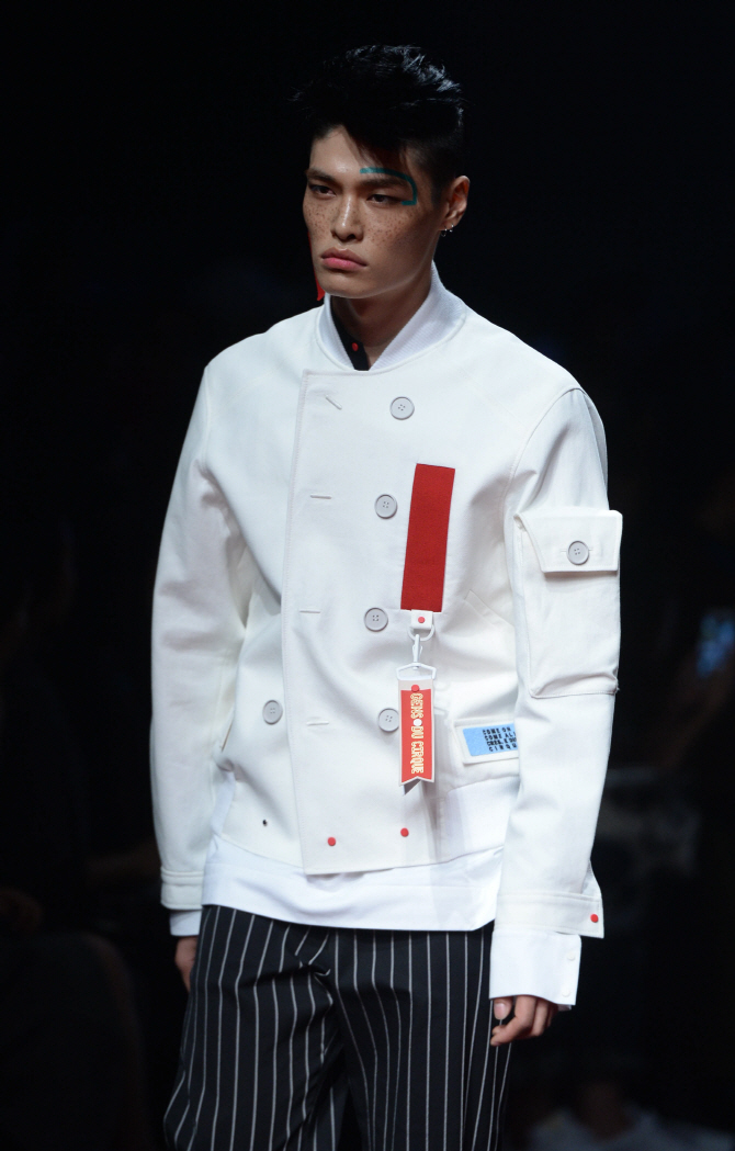 [포토] 패치 돋보이는 의상