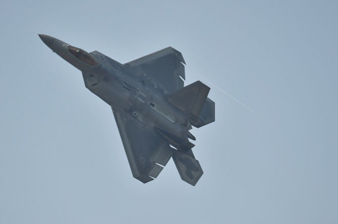창공을 수놓은 F-22 랩터                                                                                                                                                                           