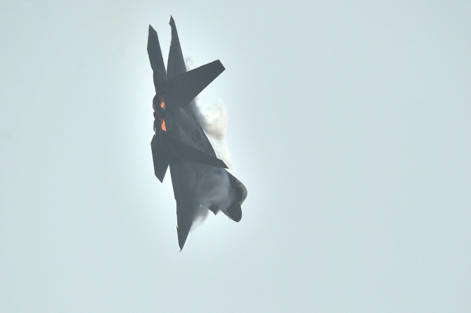 화려한 비행 F-22 랩터                                                                                                                                                                             