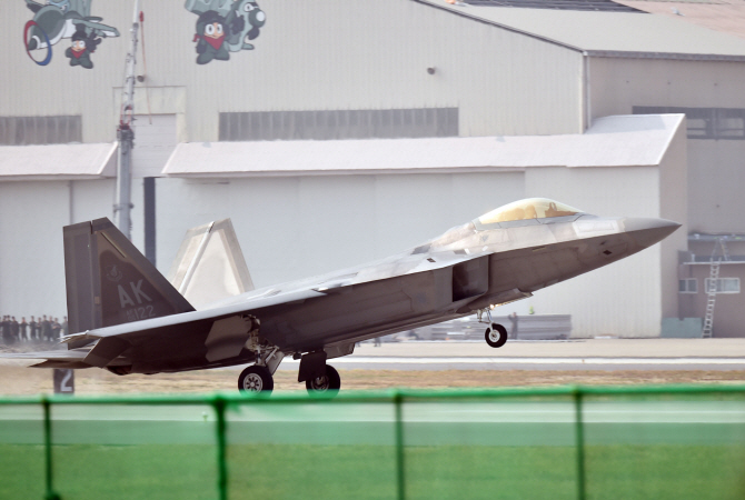 비행 준비중인 F-22랩터                                                                                                                                                                            