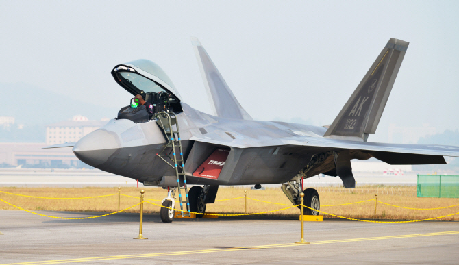 전시장에 주기되어 있는 F-22 랩터                                                                                                                                                                  