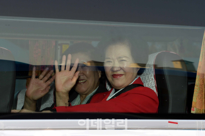 [포토]북측 가족 만나고 올게요!