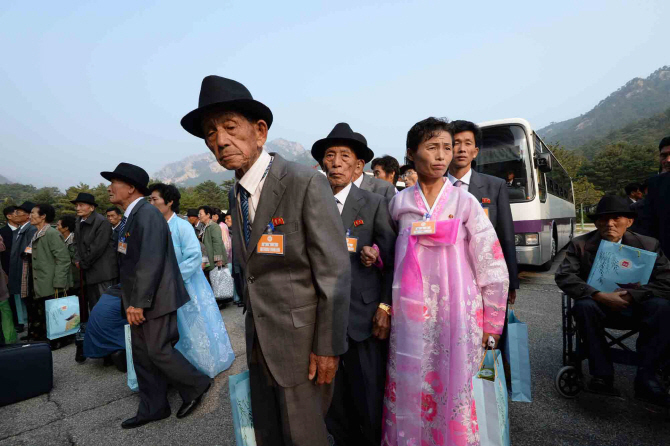 [포토]금강산호텔 앞에 모인 북측 가족들