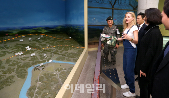 [포토]제 3땅굴 안보현장 견학하는 에이미 멀린스