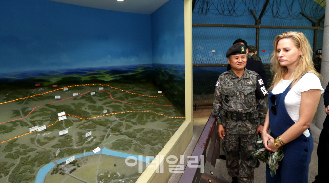 [포토]제 3땅굴 안보현장 견학하는 에이미 멀린스