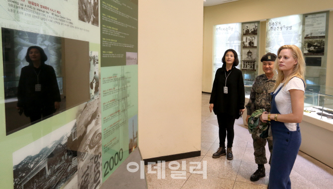 [포토]에이미 멀린스, 제 3땅굴 안보현장 견학