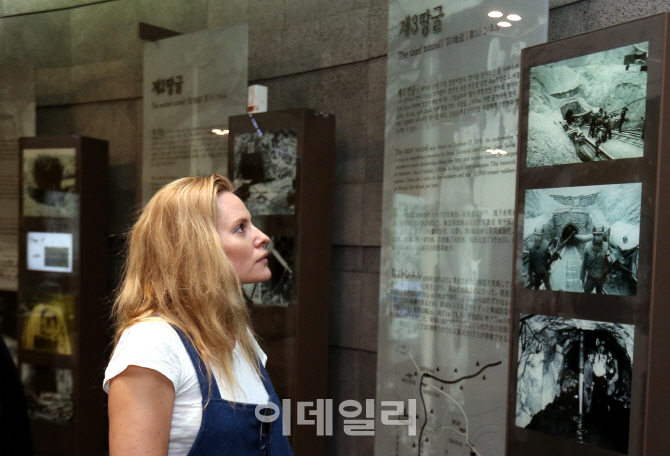 [포토]한반도 분단의 아픔 살펴보는 에이미 멀린스