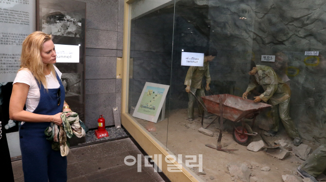 [포토]한반도 분단의 아픔 살펴보는 에이미 멀린스