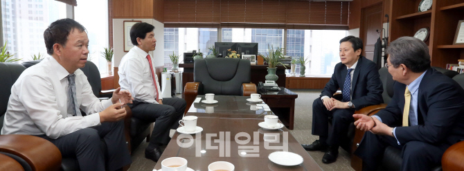 [포토]이데일리 임원들과 대화 나누는 신동주 전 일본 롯데홀딩스 부회장