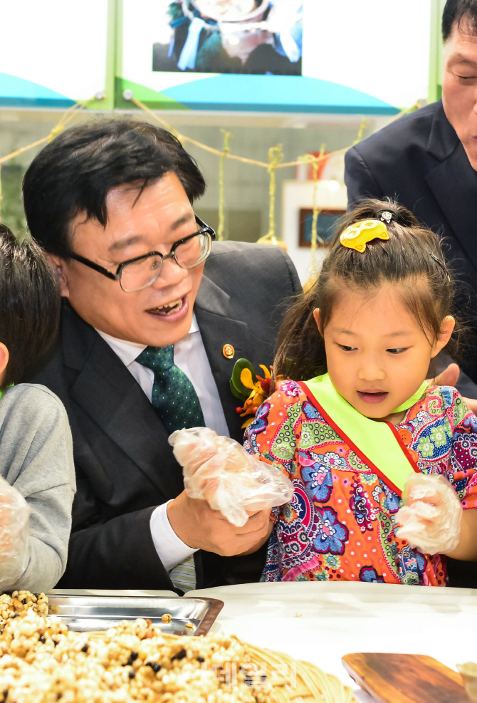 [포토]아이들과 쌀강정 만드는 이동필 농림축산신품부 장관