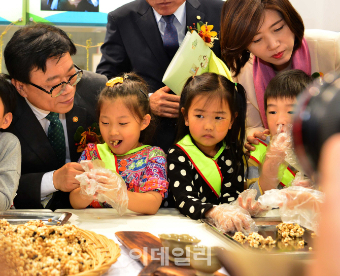 [포토]아이들과 쌀강정 만드는 이동필 농림축산신품부 장관