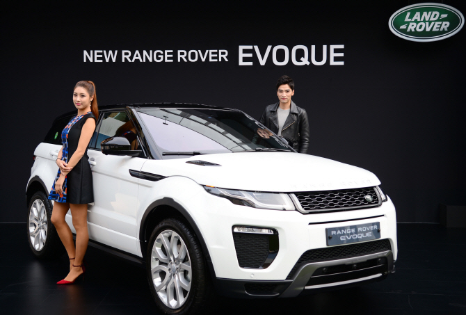 신형 엔진 장착하고 나타난 뉴 레인지로버 이보크