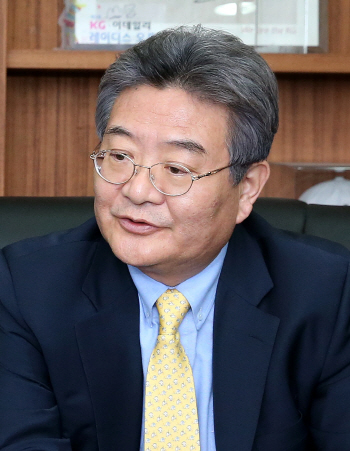 전투력 급 상승한 신동주..비결은 책사(?) 민유성