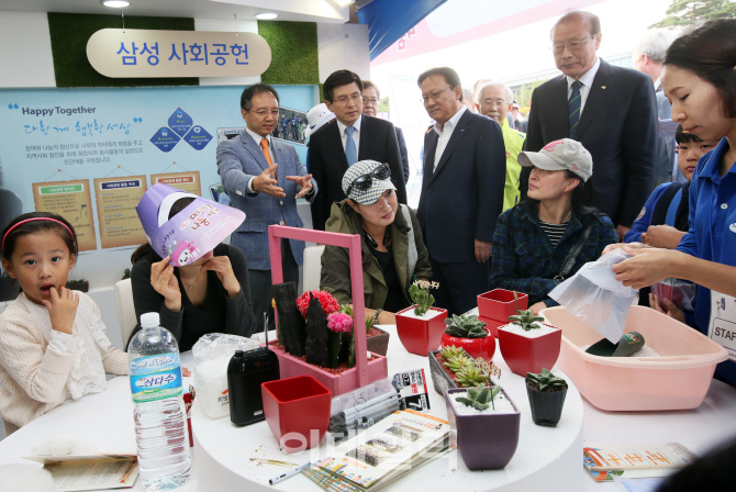 [포토]삼성 사회공헌 부스 둘러보는 황교안 국무총리