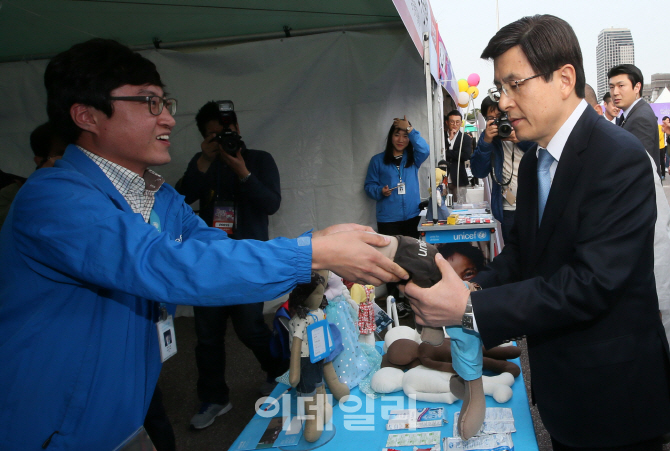 [포토]유니세프 둘러보는 황교안 국무총리