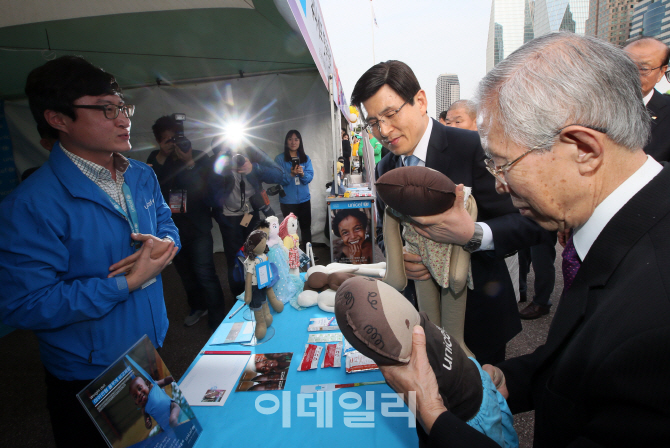 [포토]유니세프 둘러보는 황교안 국무총리