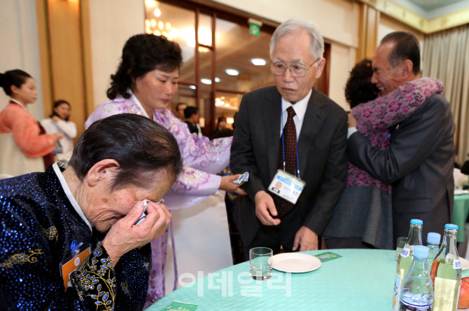 [포토]60년만에 만난 동생