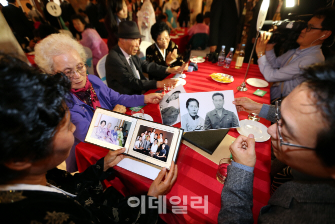 [포토]함께 사진 보는 상봉가족들