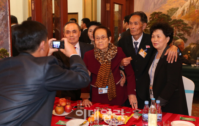 [포토]가족 사진 남기는 상봉가족들