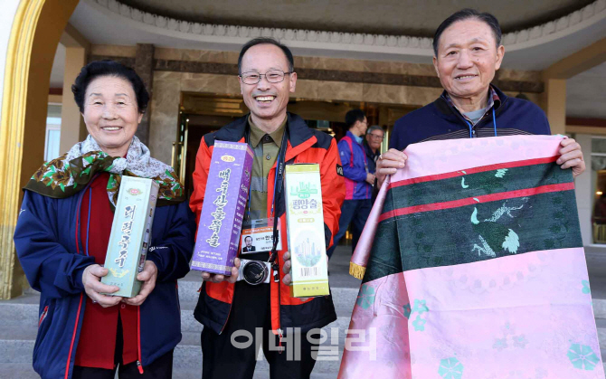 [포토]개별 상봉에서 받은 북측 선물