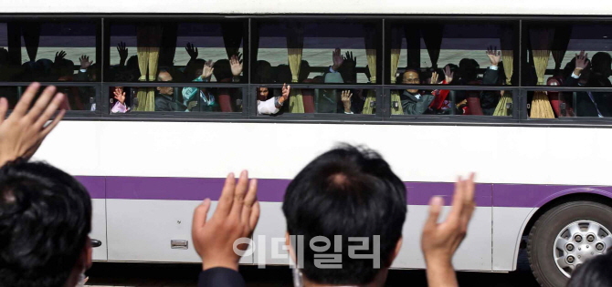 [포토]개별 상봉 마친 북측 가족들