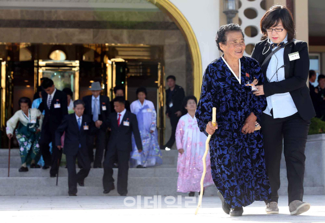 [포토]밝게 웃으며 호텔 나서는 북측 이산가족들