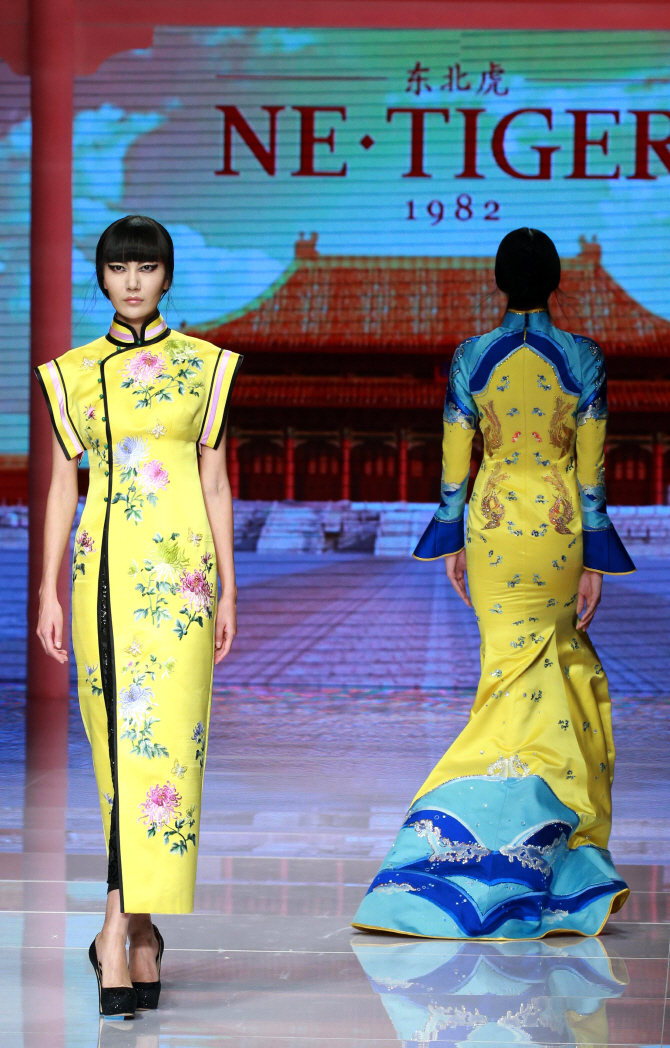 [포토]타이트한 원피스에 드러난 우월 몸매