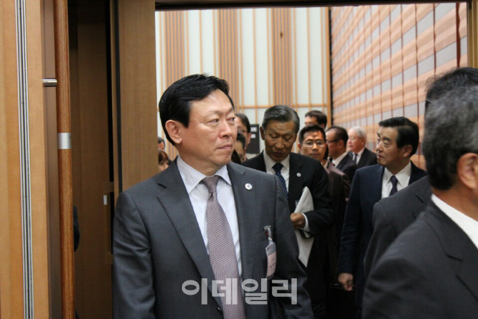 신동빈 롯데 회장, 한일재계회의 참석.. "경영권 분쟁 노코멘트"