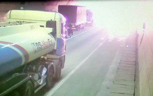 상주터널 트럭 폭발 사고로 차 11대 불타.. 섬광 번쩍