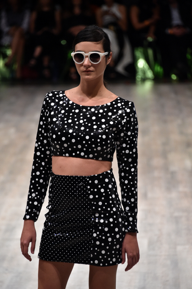 의상만큼이나 독특한 선글라스                                                                                                                                                                      