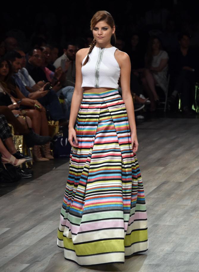 화려한 스커트에 눈길이 절로                                                                                                                                                                       