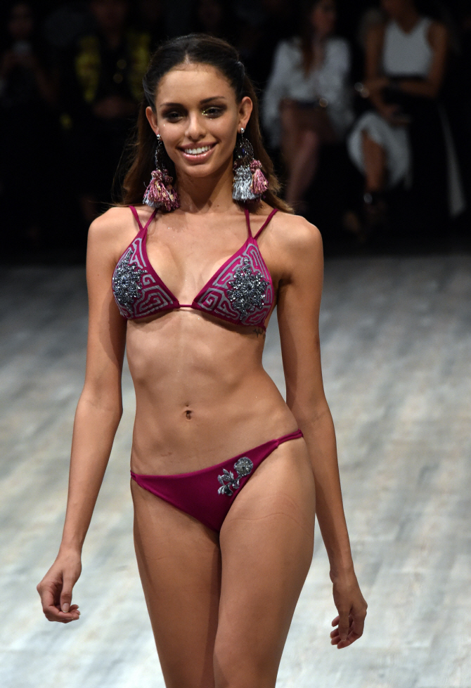 환하게 웃는 미녀 모델                                                                                                                                                                             