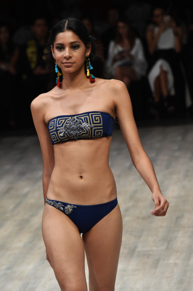 비키니 사이로 드러난 탄탄한 몸매                                                                                                                                                                  