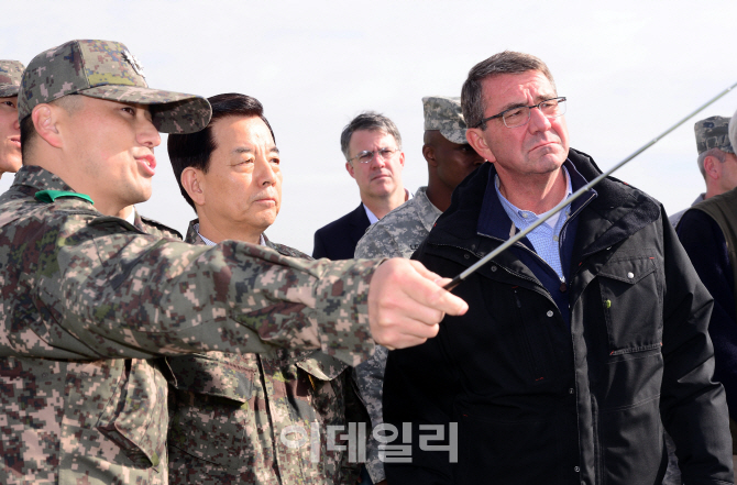 [포토]JSA 경비대대 대대장 설명듣는 한민구 장관-애슈턴 카터 장관
