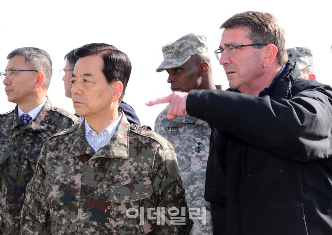 [포토]이야기 나누는 한민구 장관-애슈턴 카터 장관