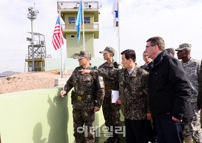 [포토]북한 바라보며 이야기 나누는 한민구 장관-애슈턴 카터 장관