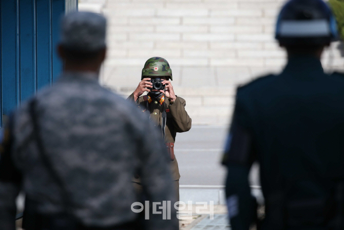 [포토]JSA 방문한 애슈턴 카터 미 국방부장관 촬영하는 북한군