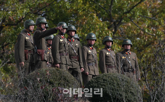 [포토]JSA 방문한 애슈턴 카터 미 국방부장관 일행 지켜보는 북한군