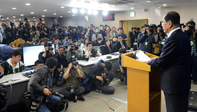 [포토]역사교육 정상화 관련 대국민 담화하는 황우여 부총리