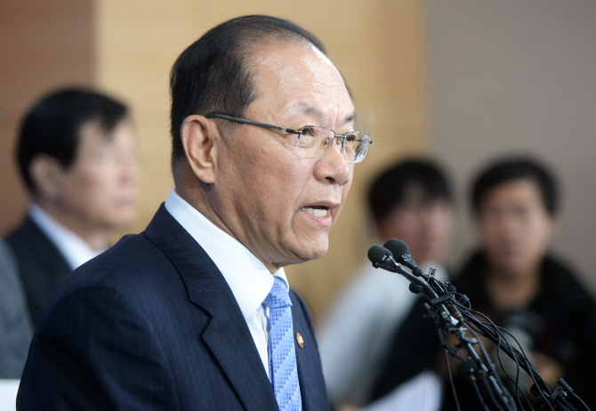 [포토]역사교육 정상화 관련 대국민 담화하는 황우여 부총리