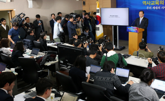 [포토]대국민 담화 발표하는 황우여 부총리