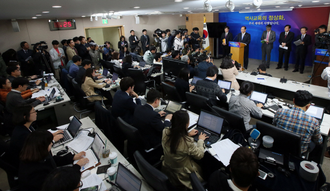 [포토]대국민 담화 발표하는 황우여 부총리