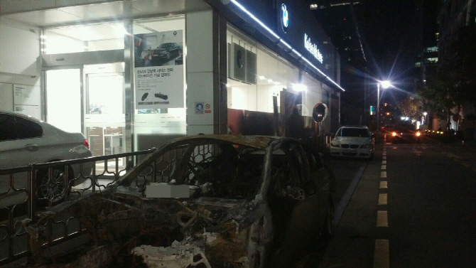 [포토] 리콜받은 BMW520d 주행 중 화재로 전소
