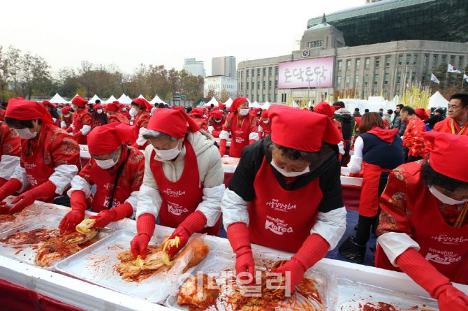 외국인 관광객 2500명, 서울광장서 김장 담근다